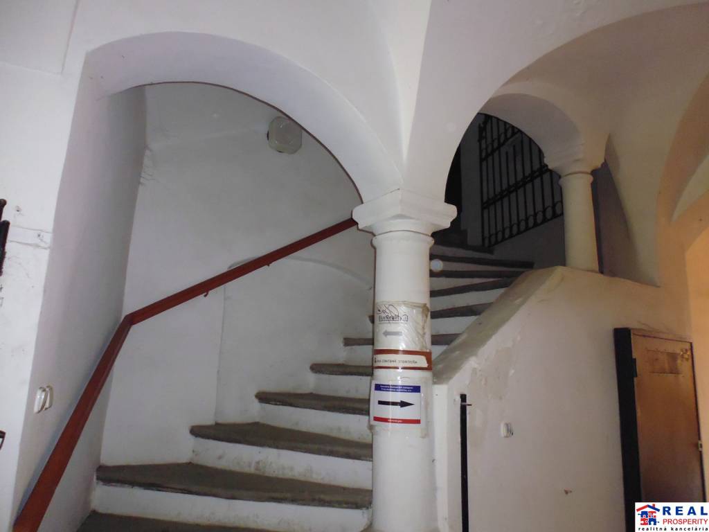 HLAVNÁ: NEBYTOVÉ PRIESTORY - 66 m2, 1.posch., parkovanie 