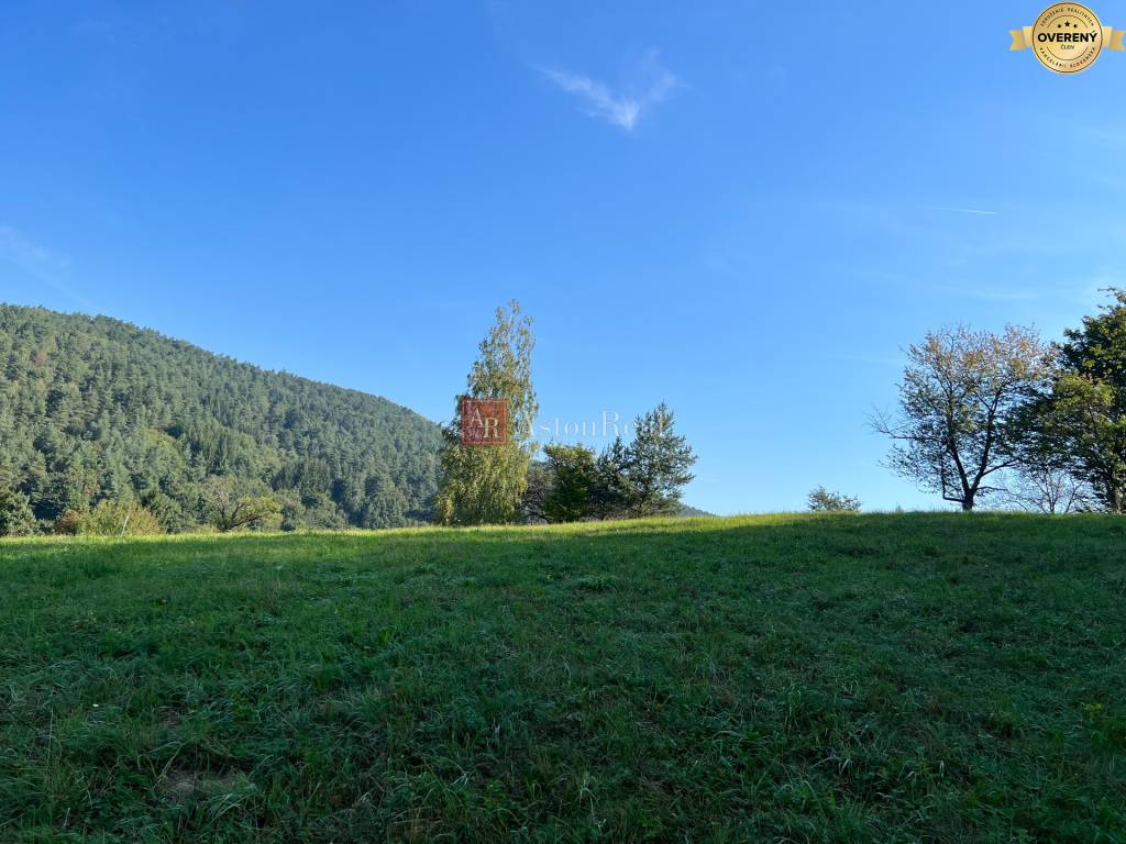 Slnečný rekreačný pozemok v tichej lokalite pod lesom- Zbora 4.705m2