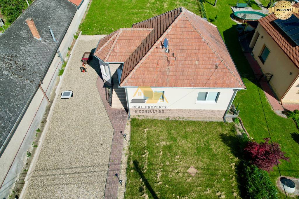 Predám zrekonštruovaný rodinný dom v obci Podhájska