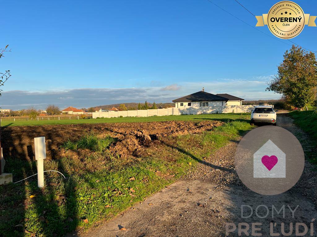 RADAVA - Stavebný pozemok so slušnou výmerou v dobrej časti obce 