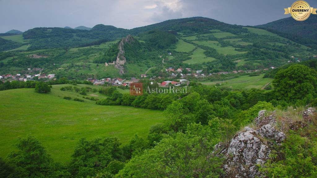 Slnečný stavebný pozemok so sieťami pod hradom v údolí Bielych Karpát