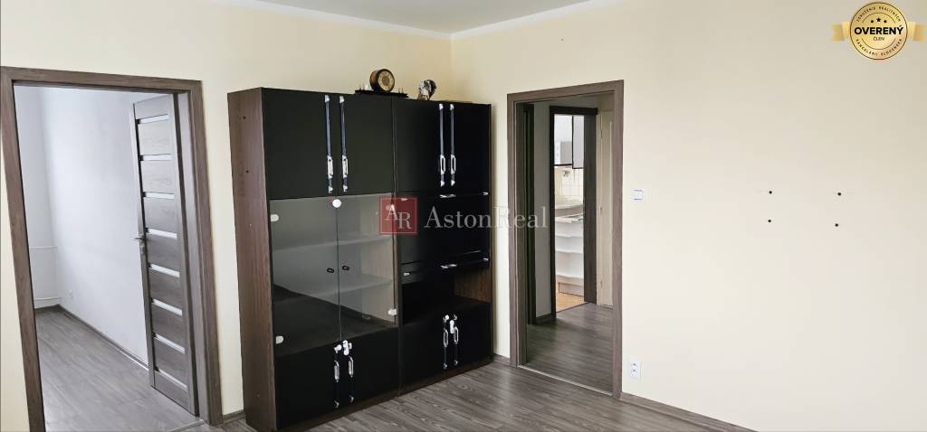 AstonReal ponúka na predaj 3-izbový čiastočne prerobený byt