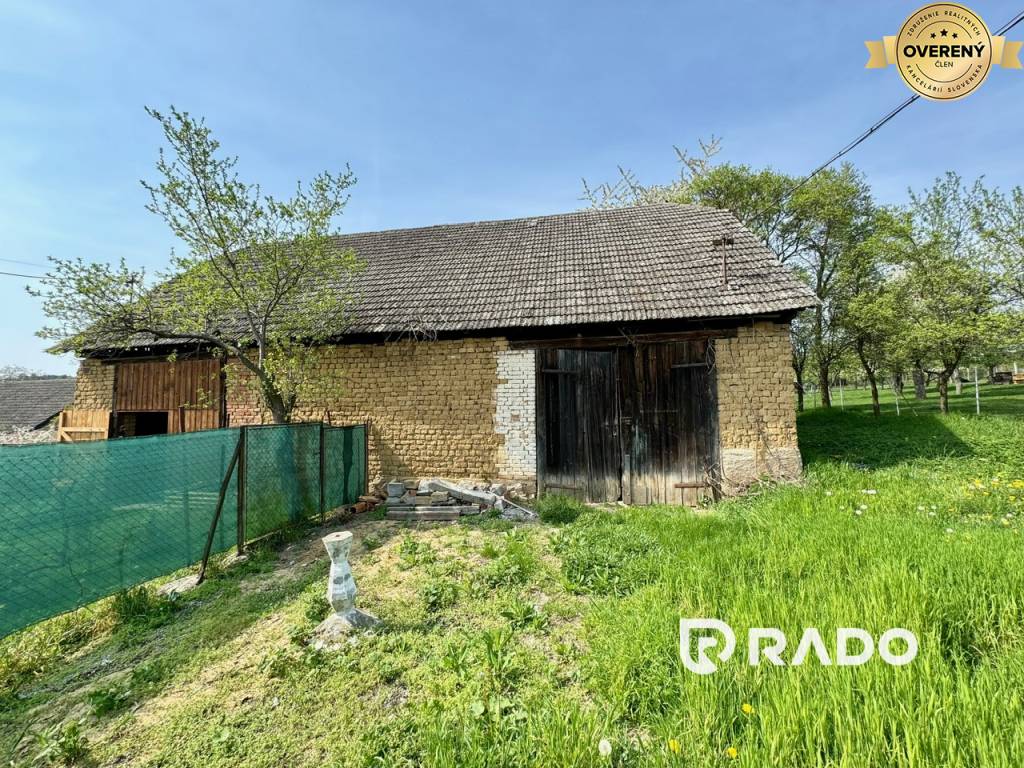 RADO | Slnečný pozemok 1311m2 s vidieckym domom, Adamovské Kochanovce