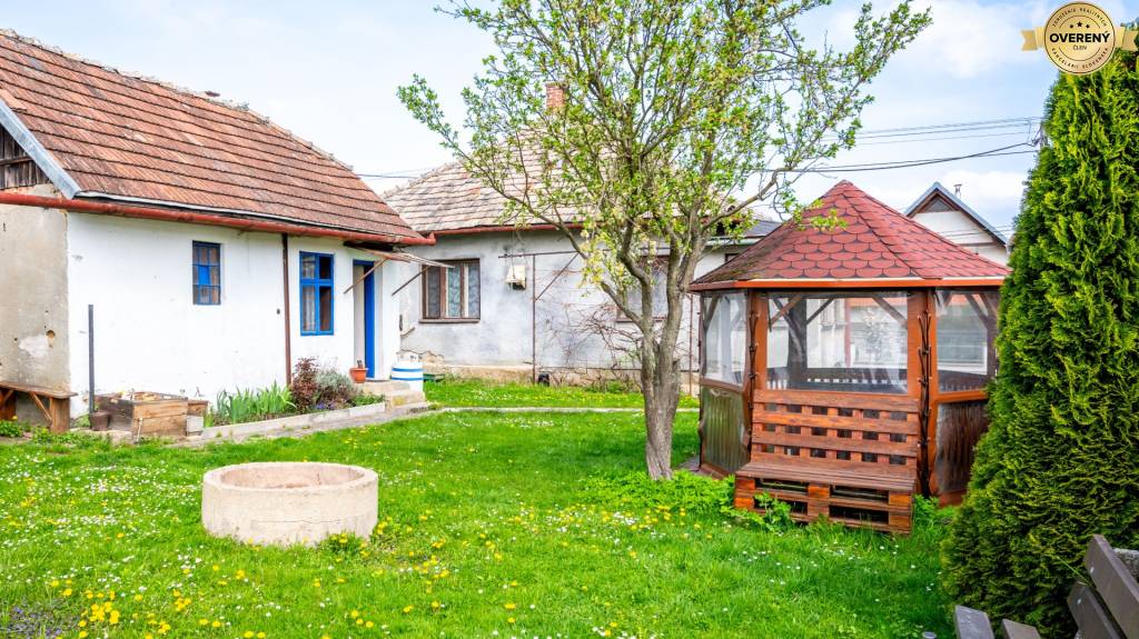 Kapušany - Veľkorysý pozemok 1430 m² pre 2-4 RD s pôvodným domom.