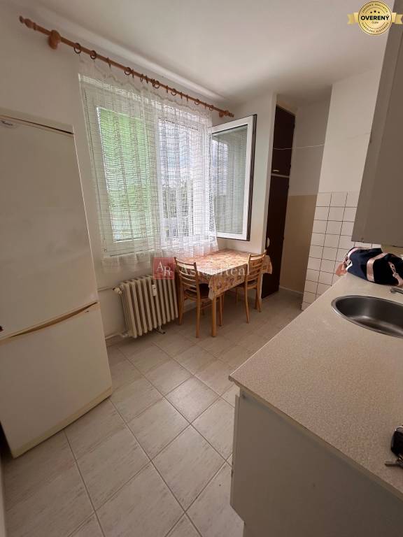 Predaj: Priestranný 3-izbový byt v Centre Prievidze