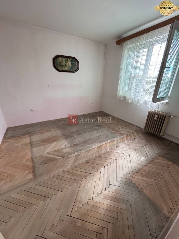 Predaj: Priestranný 3-izbový byt v Centre Prievidze