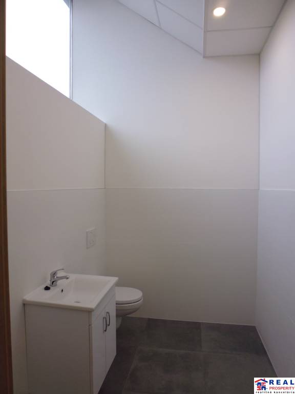 MASARYKOVA: PRÍZEMIE-160 m2, UMÝVADLO + WC-NOVOZREK. obchodné priest.