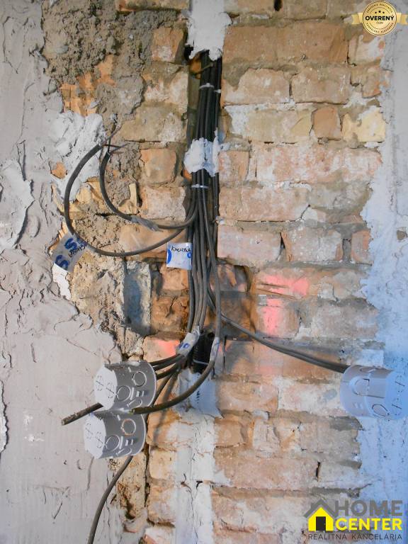 Na predaj : 3 izbový tehlový dom Hul , nová strecha 