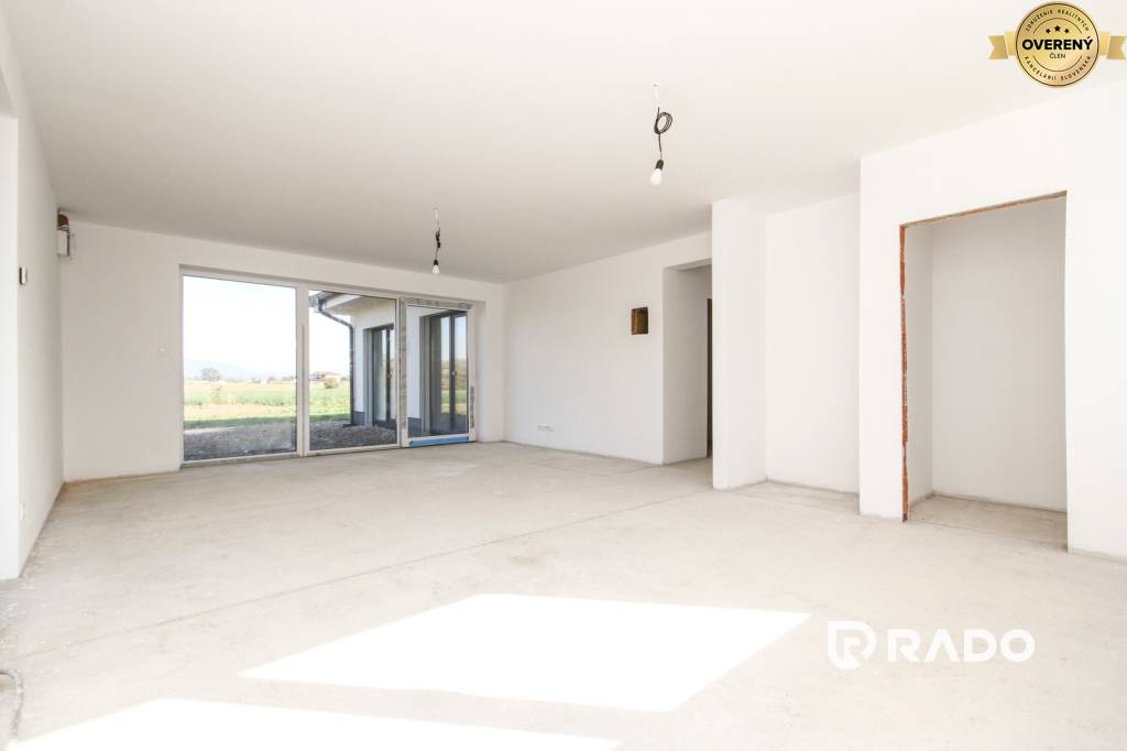 RADO | Veľký 5-izbový rodinný dom s jedinečným pozemkom 1527m2, Beckov