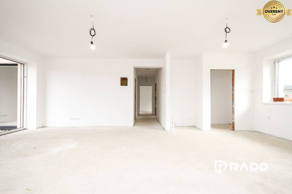 RADO | Veľký 5-izbový rodinný dom s jedinečným pozemkom 1527m2, Beckov
