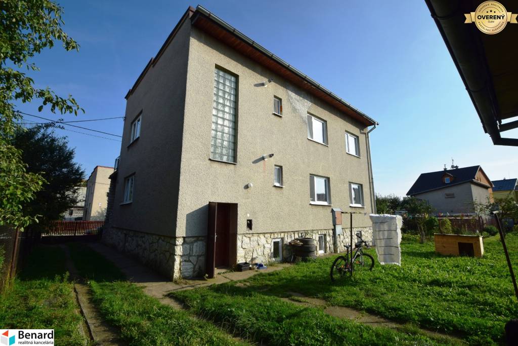 ZREKONŠTRUOVANÝ RODINNÝ DOM, 3 PODLAŽNÝ, PODOLÍNEC;