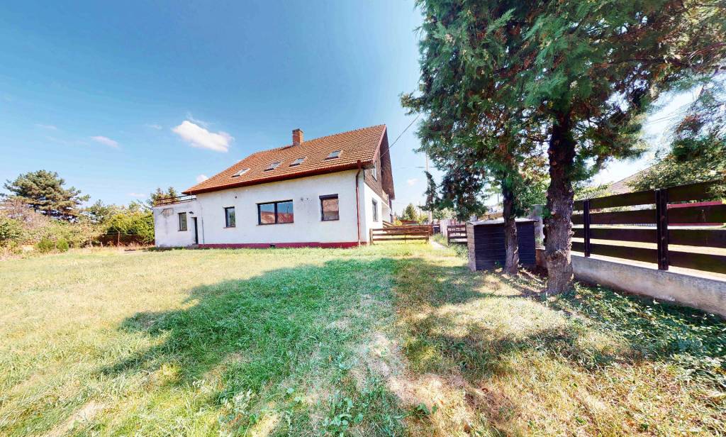 Veľký, oddelený dvojgeneračný dom na peknom pozemku !PROVÍZIA V CENE!