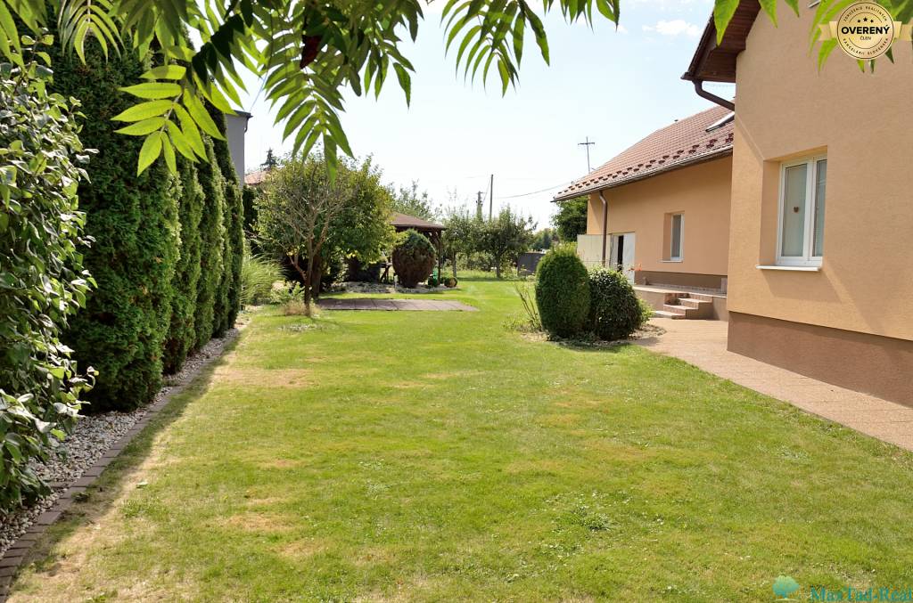 Rezervované, Rodinný dom so záhradou, 8 izieb, 1013 m2, Dvorianky