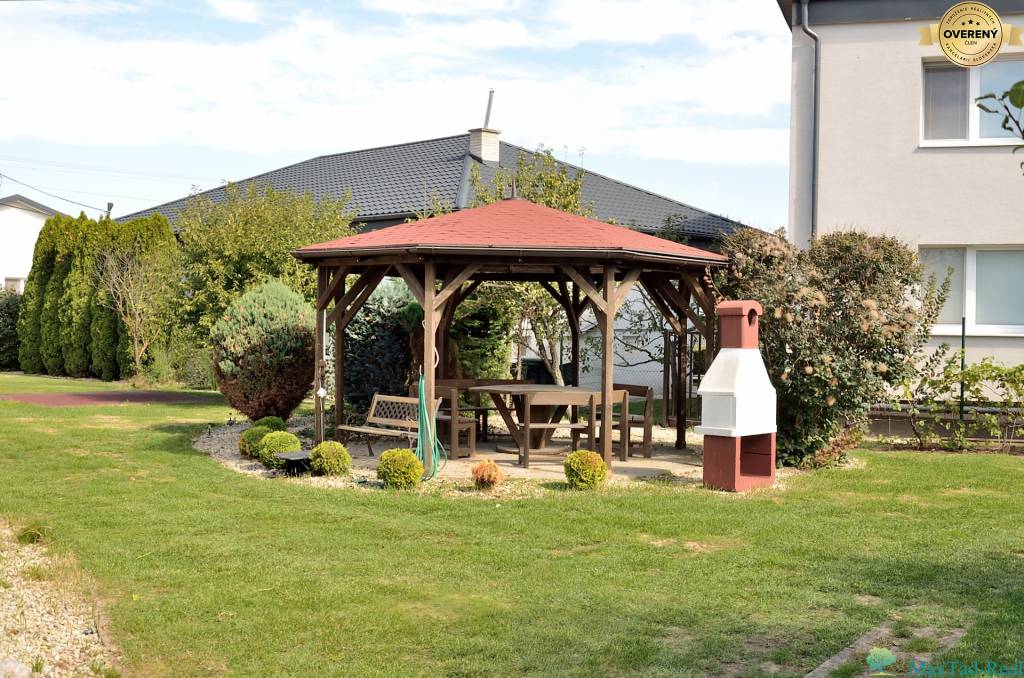 Rezervované, Rodinný dom so záhradou, 8 izieb, 1013 m2, Dvorianky