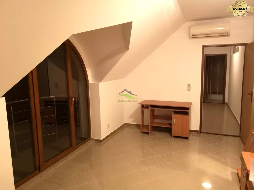 Na Námestí - priestory na podnikanie - služby, kancelárie - 350€ mes.