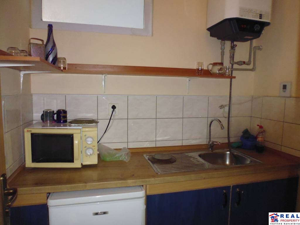 SABINOVSKÁ: Nebyt. priestory, prívod VODY, PARKOVANIE, cca 40 m2, 1.p.