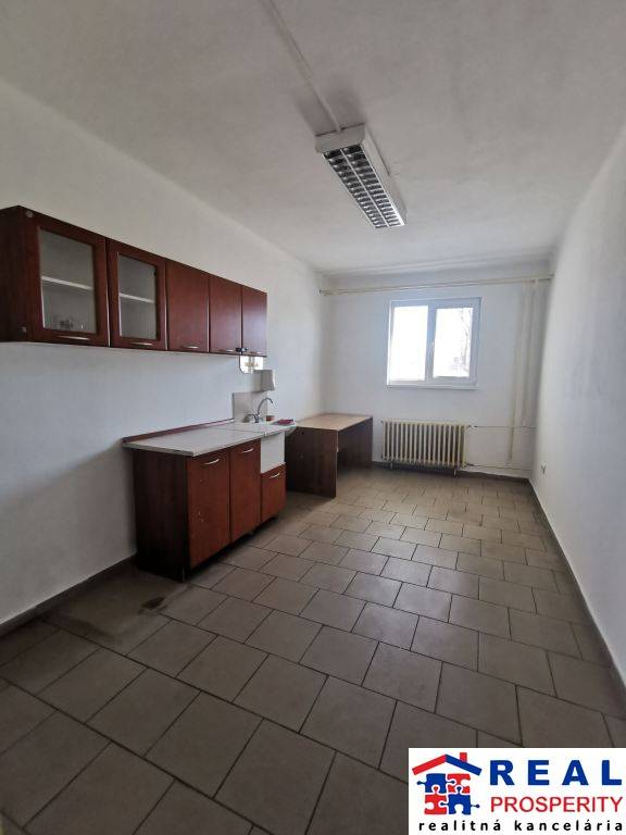 STROJNÍCKA: SKLAD 605 m2-naklad. rampa 164 m2, soc. záz., 4 kancelárie