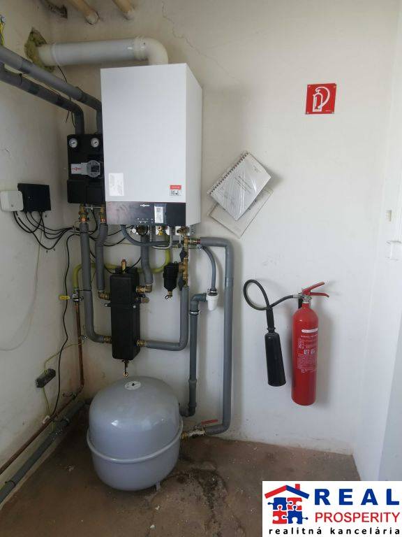 STROJNÍCKA: SKLAD 605 m2-naklad. rampa 164 m2, soc. záz., 4 kancelárie