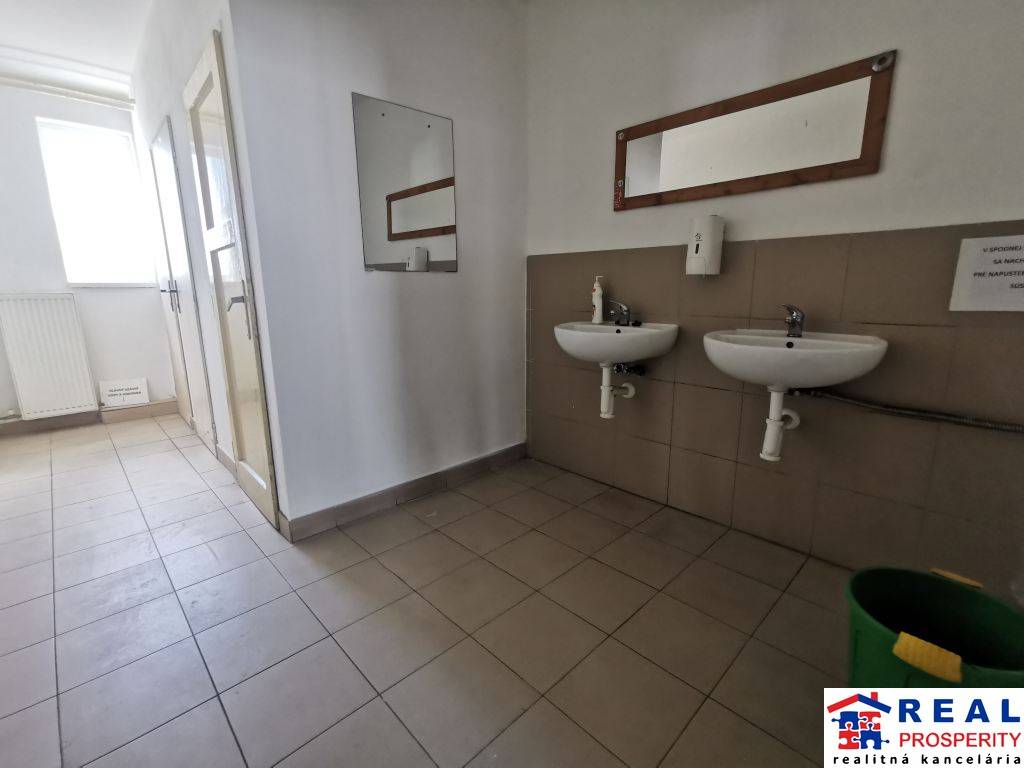 STROJNÍCKA: SKLAD 605 m2-naklad. rampa 164 m2, soc. záz., 4 kancelárie