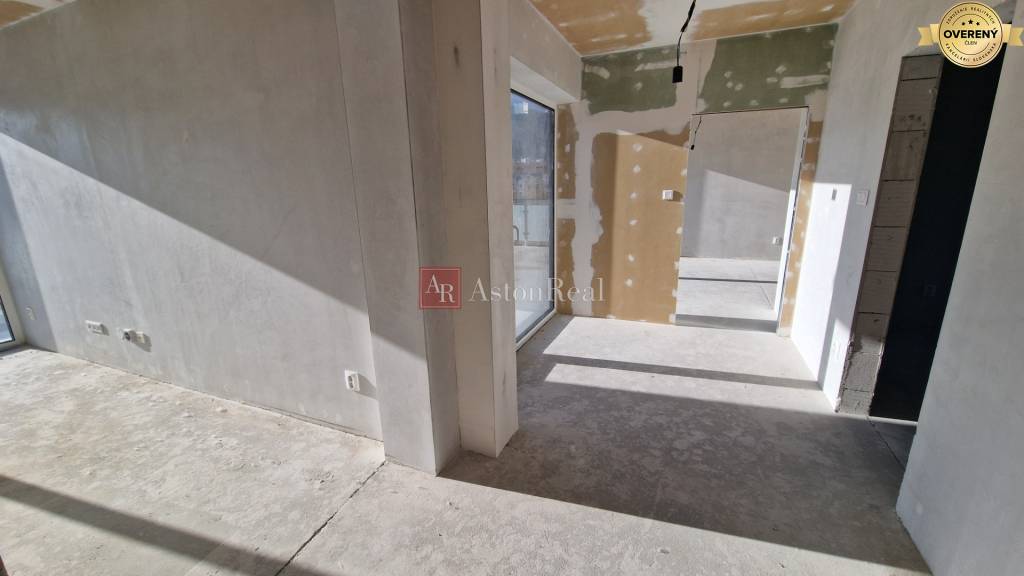 Novostavba-  3izbovy byt s balkónom a obrovskou terasou 180m2, Svit
