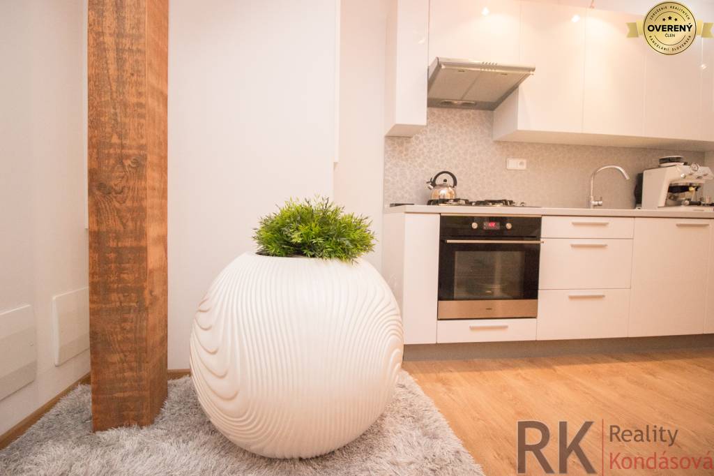 Tehlový byt v centre Košíc, s balkónom a výťahom 