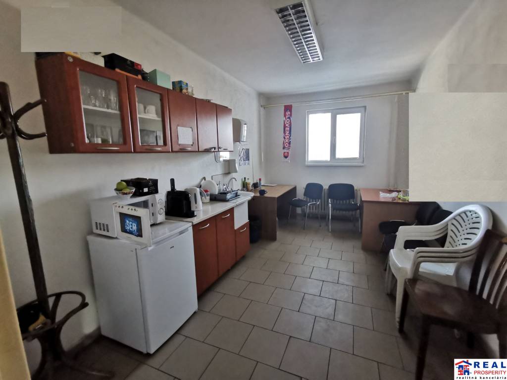 STROJNÍCKA: SKLAD 70 m2 - 3 miestnosti + soc. zázemie + parkov. plocha