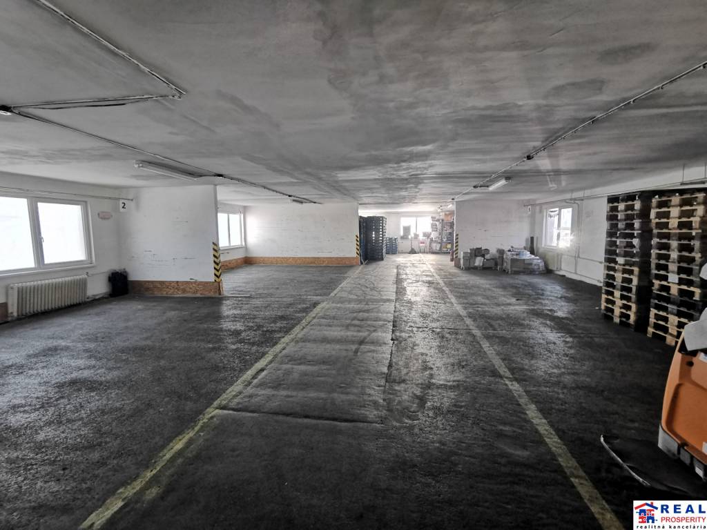 STROJNÍCKA: SKLAD 70 m2 - 3 miestnosti + soc. zázemie + parkov. plocha