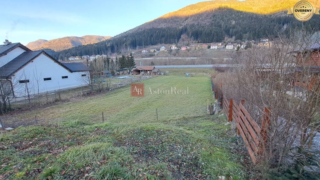 PREDAJ: Stavebný pozemok 947m2, Ružomberok - Černová