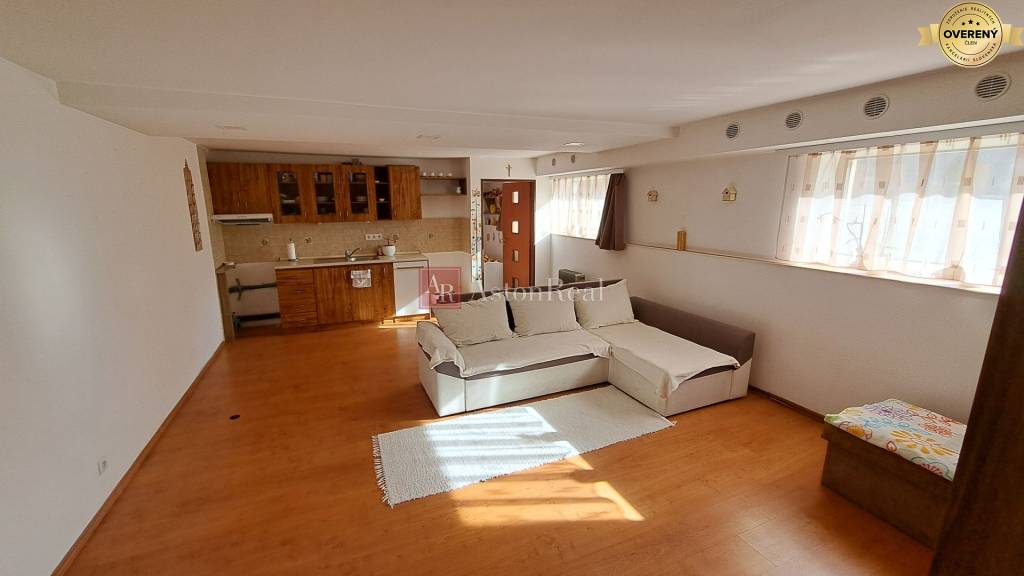 PREDAJ: Rodinný dom 6 izbový, pozemok 717m2, Liptovské Sliače