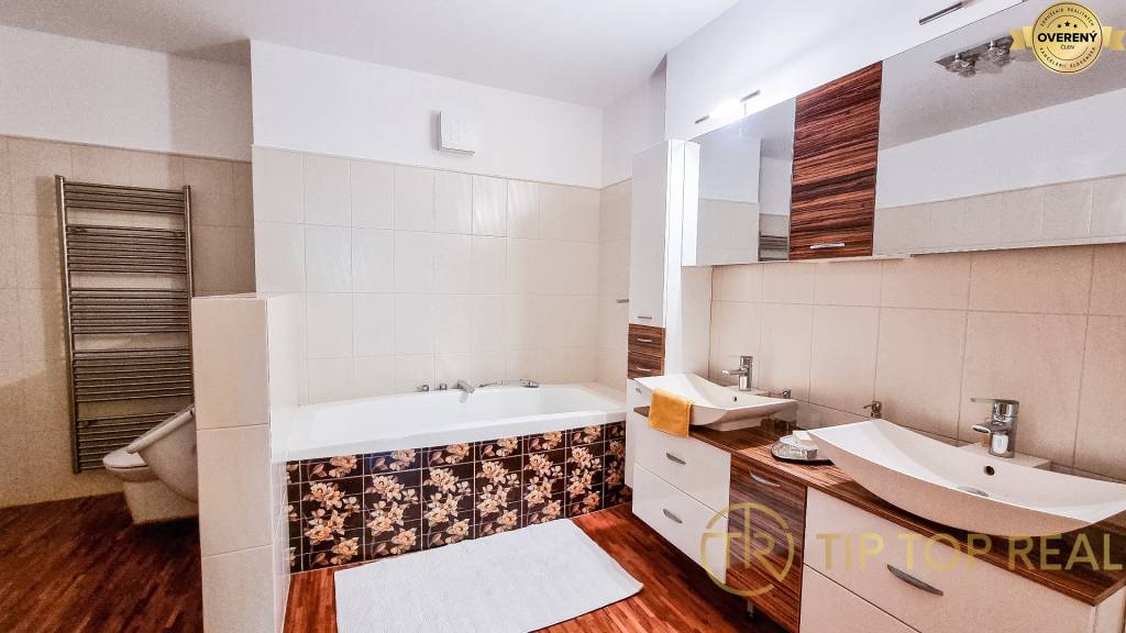 NADŠTANDARDNÝ a VEĽMI PRIESTRANNÝ 4 izb byt (145 m2) v CENTRE ŠAMORÍNA