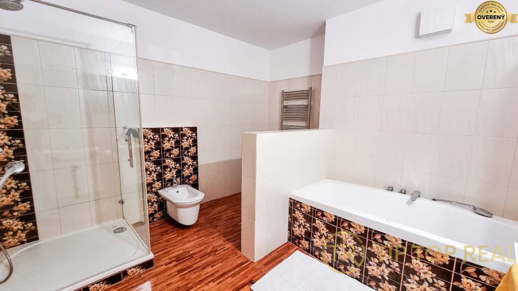 NADŠTANDARDNÝ a VEĽMI PRIESTRANNÝ 4 izb byt (145 m2) v CENTRE ŠAMORÍNA