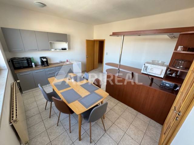 PREDAJ: admin. budova + pozemky; 5500 m2; HOZELEC; CENA DOHODOU