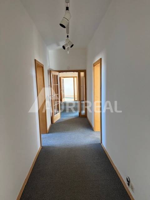 PREDAJ: admin. budova + pozemky; 5500 m2; HOZELEC; CENA DOHODOU