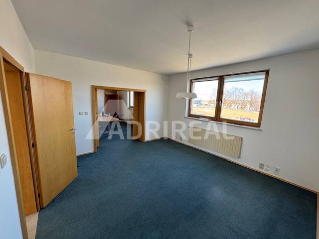 PREDAJ: admin. budova + pozemky; 5500 m2; HOZELEC; CENA DOHODOU