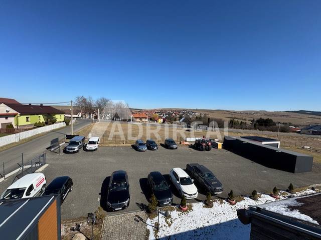 PREDAJ: admin. budova + pozemky; 5500 m2; HOZELEC; CENA DOHODOU