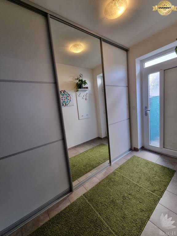 ÚTULNÝ 3 IZBOVÝ BYT S TERASOU A ZÁHRADOU, 2X PARKING NA PREDAJ