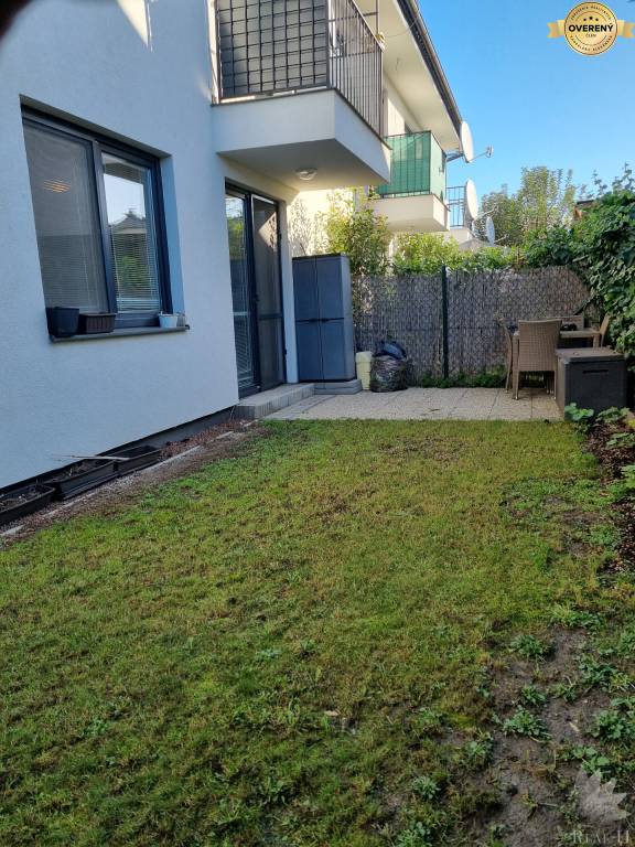 ÚTULNÝ 3 IZBOVÝ BYT S TERASOU A ZÁHRADOU, 2X PARKING NA PREDAJ