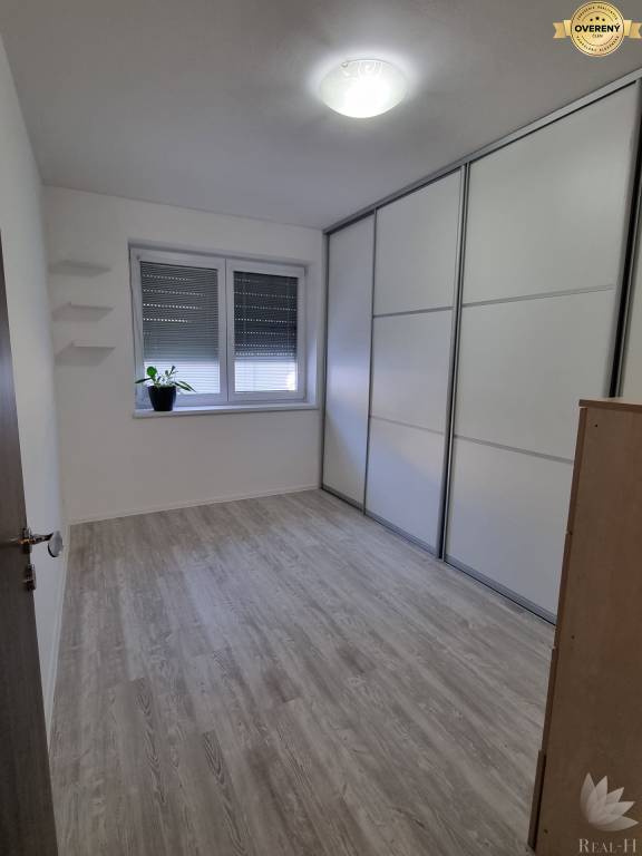 ÚTULNÝ 3 IZBOVÝ BYT S TERASOU A ZÁHRADOU, 2X PARKING NA PREDAJ