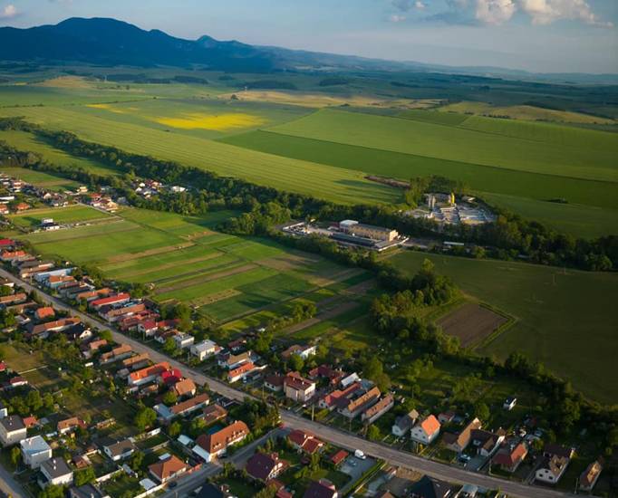 HĽADÁM: 4 izbový rodinný dom s pozemkom od 770 m2, Žabokreky a okolie