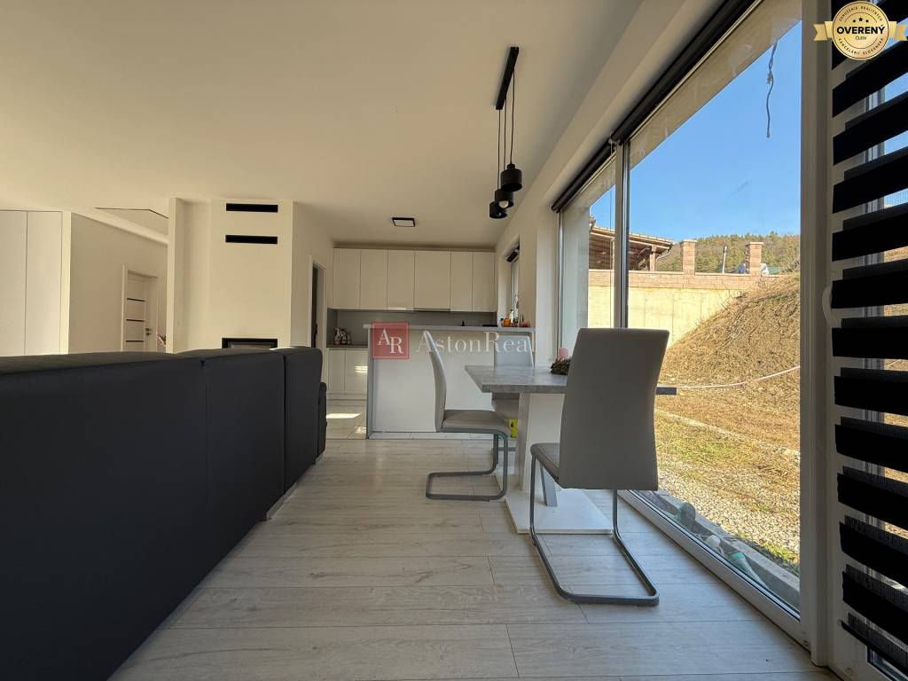 Ihneď obývateľný, zariadený BUNGALOV v obci Vieska Bezdedov (817m2)