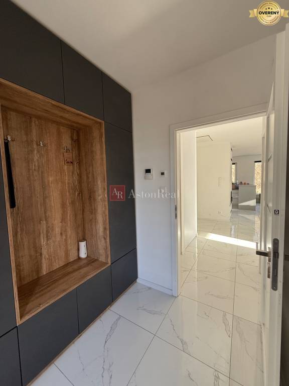 Ihneď obývateľný, zariadený BUNGALOV v obci Vieska Bezdedov (817m2)