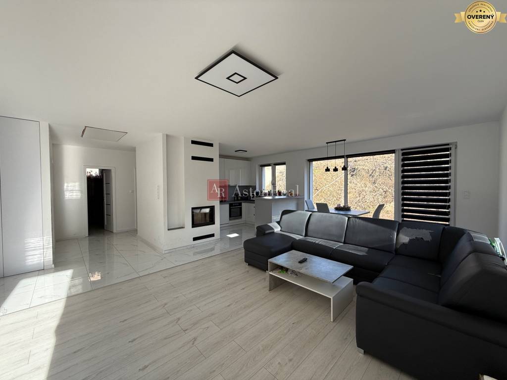Ihneď obývateľný, zariadený BUNGALOV v obci Vieska Bezdedov (817m2)