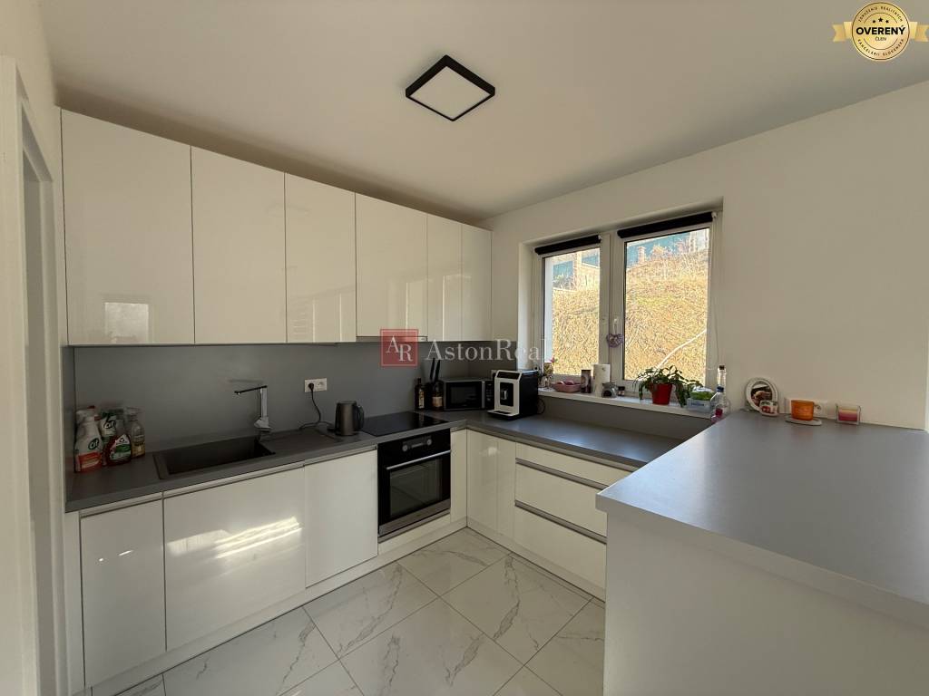 Ihneď obývateľný, zariadený BUNGALOV v obci Vieska Bezdedov (817m2)