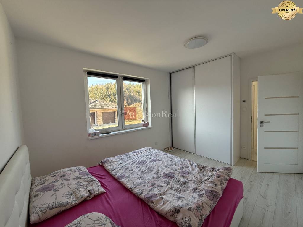 Ihneď obývateľný, zariadený BUNGALOV v obci Vieska Bezdedov (817m2)