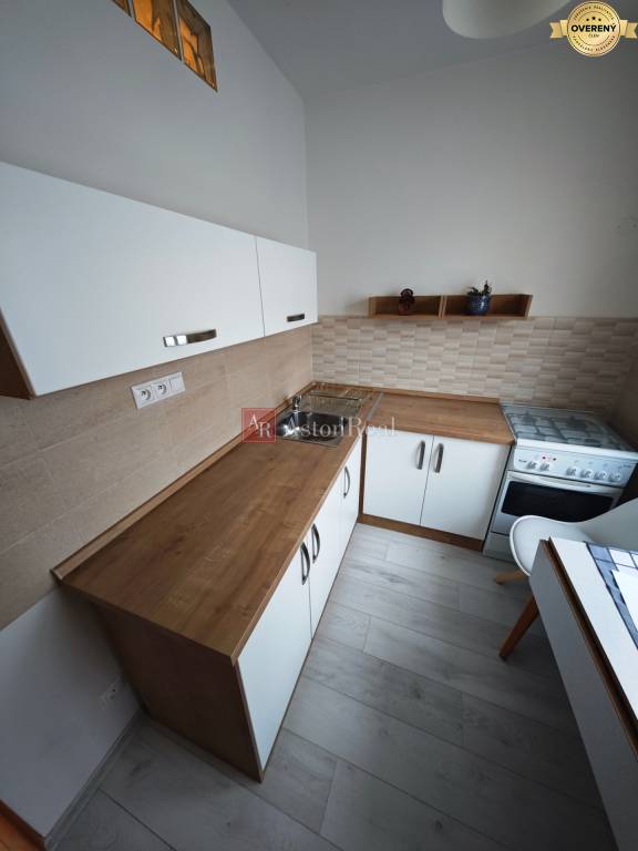 Predaj: 2 izbový byt s loggiou 61 m2  kompletná rekonštrukcia.