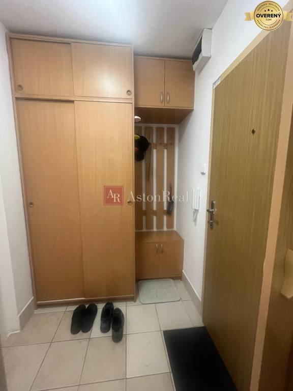 NA PREDAJ: 1 izb. byt 31,50 m2, 2 posch. Ďumbierska, BB  