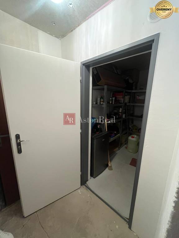 NA PREDAJ: 1 izb. byt 31,50 m2, 2 posch. Ďumbierska, BB  