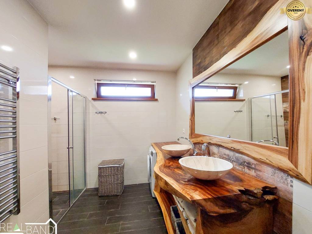 Luxusný Moderný Rodinný Dom s Designovou Záhradou 