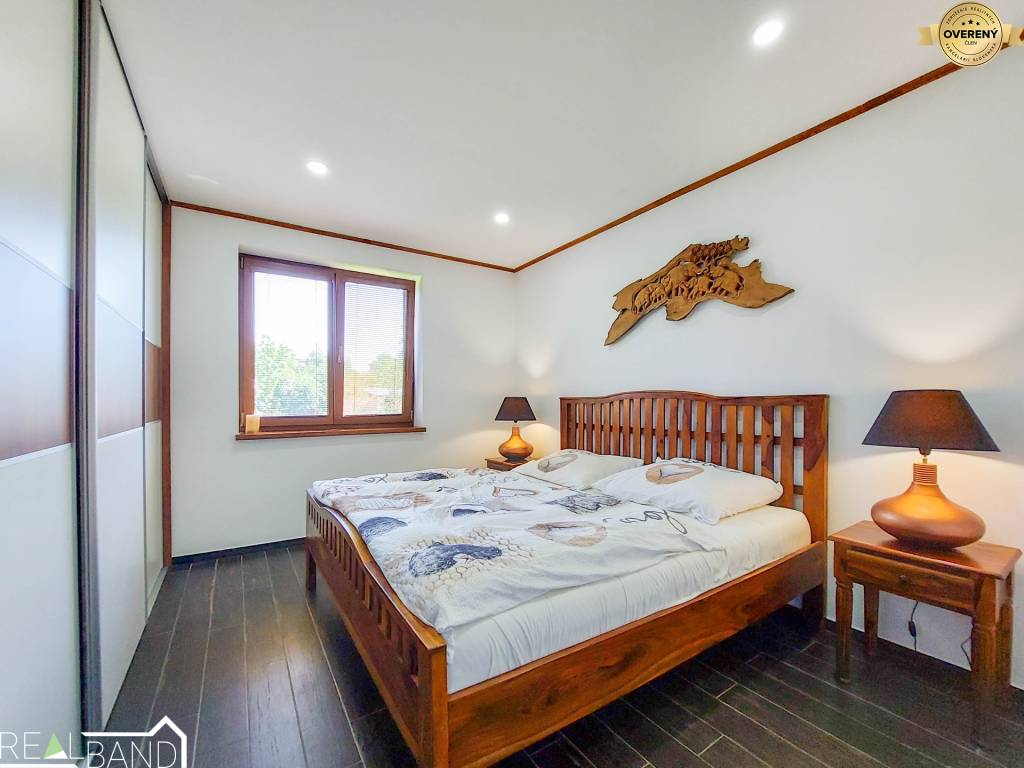 Luxusný Moderný Rodinný Dom s Designovou Záhradou 