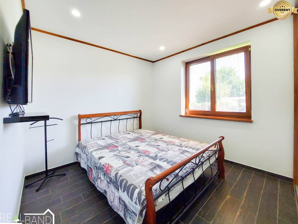 Luxusný Moderný Rodinný Dom s Designovou Záhradou 